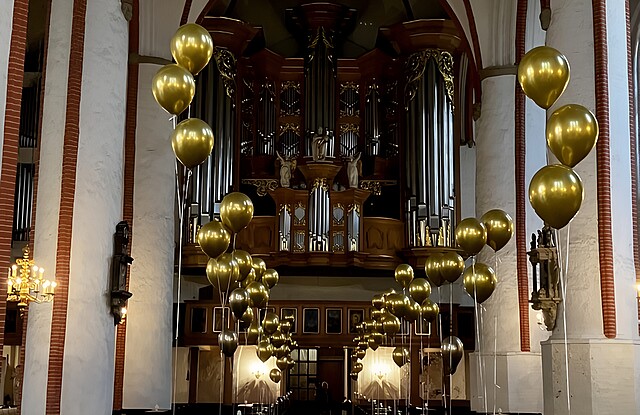 Goldene Ballons schweben in der St. Jacobi zum "Goldmoment"