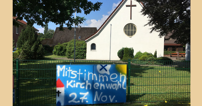 Wahlwerbung als Graffiti: Der Aufruf der Kreuzkirche Waldenau in Pinneberg