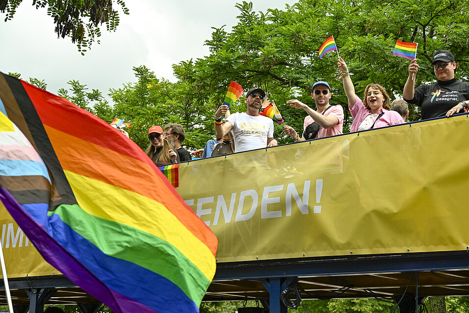 Eine Pride-Flagge weht auf dem CSD in Hamburg