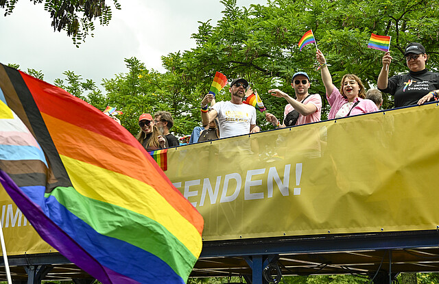 Eine Pride-Flagge weht auf dem CSD in Hamburg