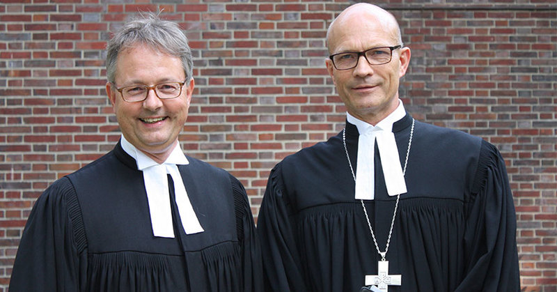 Zur Ernennung von Pastor Anton Knuth (links)als neuer Studienleiter der Missionsakademie, war auch Propst Frie Bräsen gekommen, um zu gratulieren.