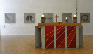 'Der Gute Hirte' Altar mit rotem Antependium - Copyright: Dr. Wolfgang Ewert