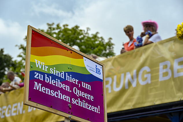 Ein Schild wird hochgehalten auf dem CSD in Hamburg