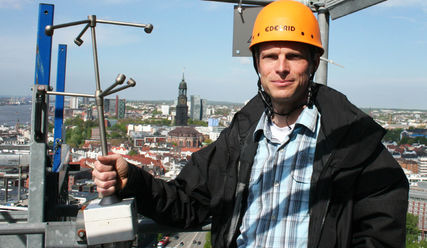 Ingo Lange, Metereologe am Centrum für Erdsystemforschung und Nachhaltigkeit (CEN), zeigt das Windmessgerät auf St. Nikolai. - Copyright: Julia Fischer