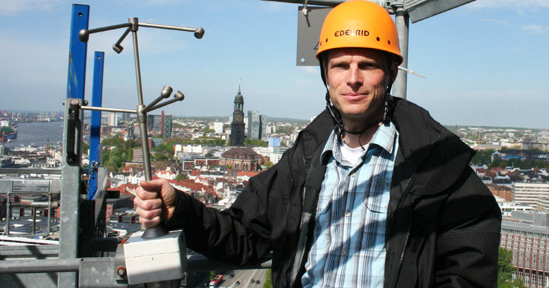 Ingo Lange, Metereologe am Centrum für Erdsystemforschung und Nachhaltigkeit (CEN), zeigt das Windmessgerät auf St. Nikolai.