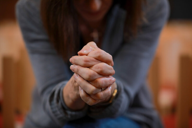 Frau, die betet
