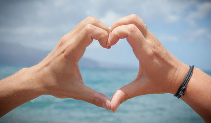 Zwei Hände formen ein Herz - Copyright: © Creative Commons, CC0