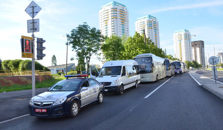 In großen Bussen zum Stadtrand von Minsk - Foto: IBB