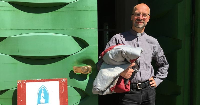 Pastor Torsten Morche vor St. Trinitatis – sein Bett zuhause hat er gegen Schlafsack und Matratze im Gemeindebüro getauscht