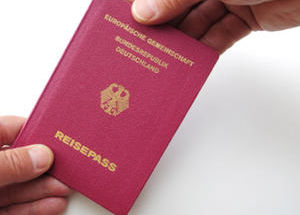 Pass abgeben - Wer sich nicht entscheidet zwischen Herkunftsland und Aufenthaltsland, verliert die Staatsbürgerschaft - Copyright: Andreas Schulze, iStockphoto