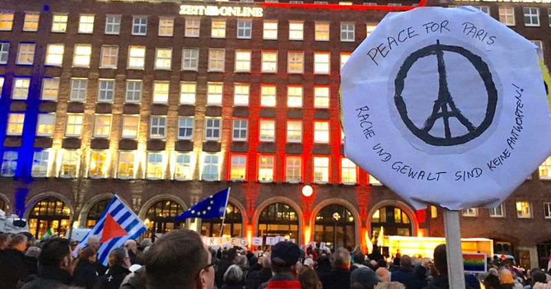 Zeichen setzen gegen den Terror: Viele Hamburger kamen zu der Kundgebung auf den Domplatz