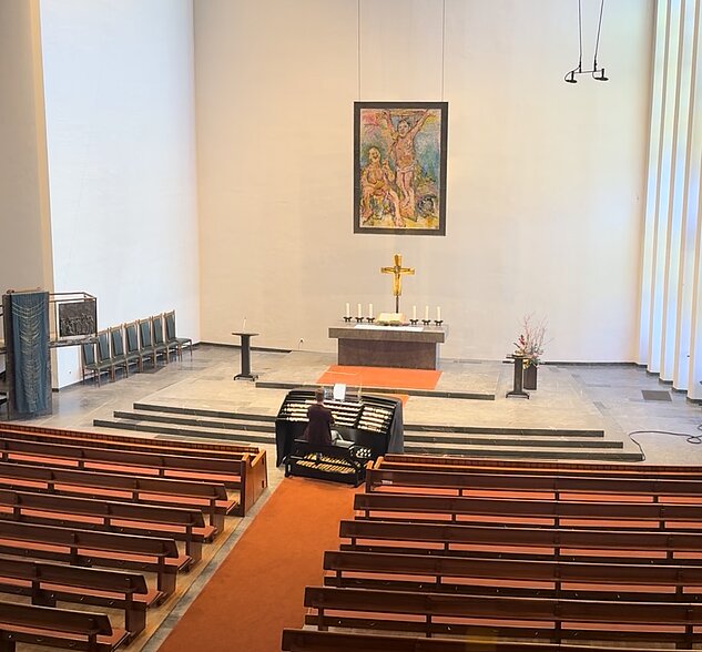 Orgelspieler Tjark Pinne an der Orgel