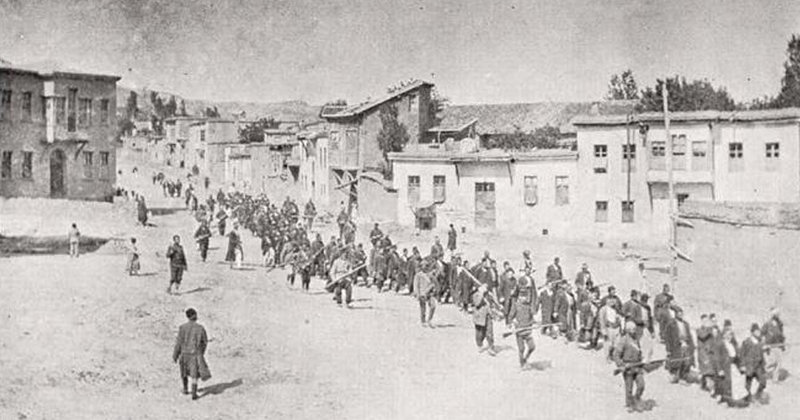 Foto eines deutschen Reisenden - Deportation armenischer Zivilisten 1915