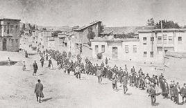 Foto eines deutschen Reisenden - Deportation armenischer Zivilisten 1915 - Copyright: Archiv deutsches auswärtiges Amt / Quelle: Wikipedia