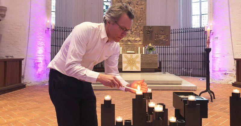 Für jede Besucherin und jeden Besucher entzündet Pastor Engelbrecht beim GO(D)LIVE connected Gottesdienst eine Kerze, direkt in der Hauptkirche St. Katharinen