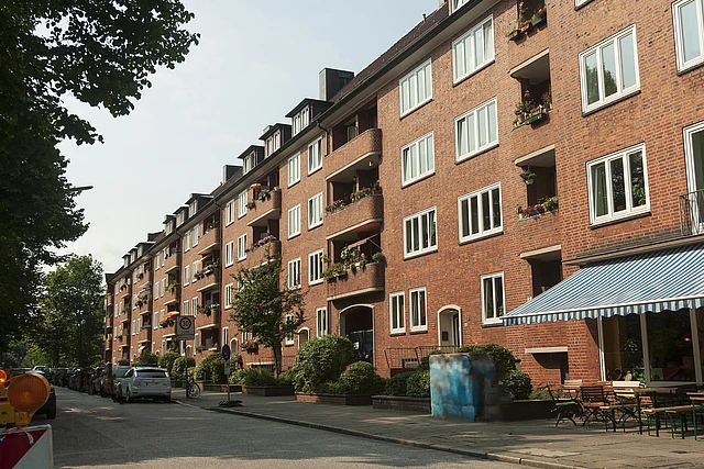 Eine typische Hamburger Häuserfassade mit roten Backstein. 