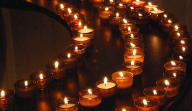 Teelichte als Opferkerzen in einer Kirche - Copyright: Doris Wrtzig