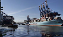 Containerschiff im Hamburger Hafen - Copyright: © Creative Commons, CC0