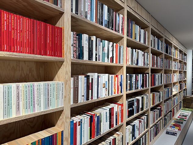 In der Rathauspassage befindet sich das wohl längste Bücherregal der Stadt