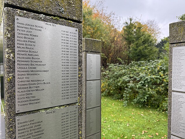 Granitstelen mit Namens- und Datentafeln auf dem Friedhof Öjendorf