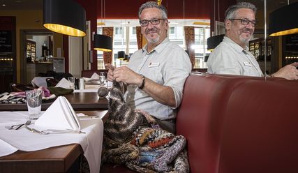 Restaurantleiter beim Stricken - Copyright: © Roland Magunia/Funke Foto Services