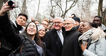 Bürgermeister Peter Tschentscher und Bundespräsident Frank-Walter Steinmeier machen mit einer Gruppe Jugendlicher ein Selfie. - Copyright: © Senatskanzlei Hamburg, Jan-Niklas Pries