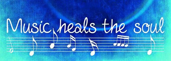 Schriftzug und Noten Music heals the world auf blau-grünem Hintergrund - Copyright: Pixabay