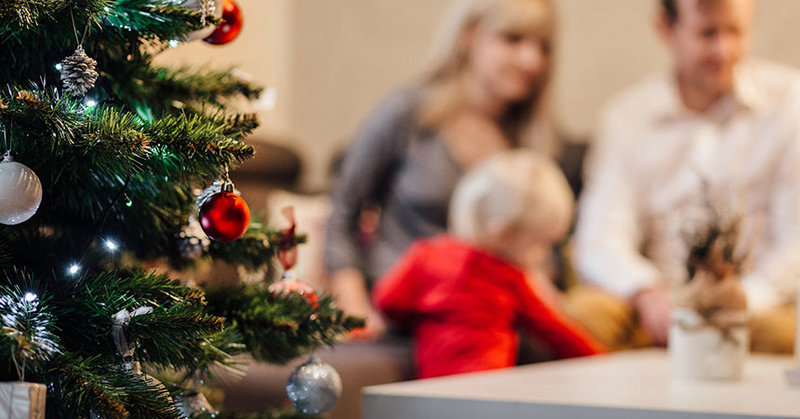 Weihnachtsbaum und feiernde Familie