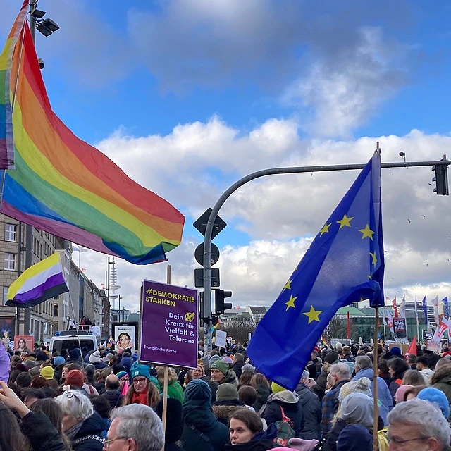 Menschenmenge und Fahnen bei einer Demonstration in Hamburg für Demokratie.