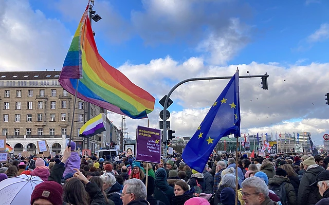 Menschenmenge und Fahnen bei einer Demonstration in Hamburg für Demokratie.