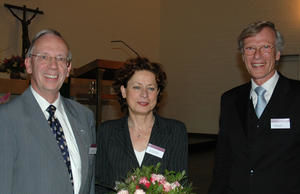 Museumsleiterin Lisa Kosok mit dem Synodenvorsitzenden Wilfried Hartmann (links) und Propst Hartwig Liebig (Foto: kirche-hamburg.de)