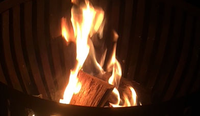 Ein brennender Holzscheit im Feuerkorb  - Copyright: Susanne Knötzele