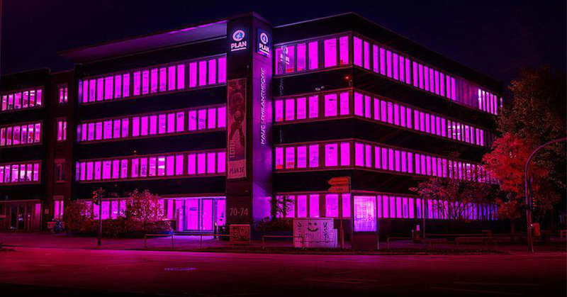 Das Bürogebäude von Plan International Deutschland ist eines von mehreren Gebäuden, die in Hamburg pink angeleuchtet werden. Auch die Hauptkirche St. Petri macht mit.