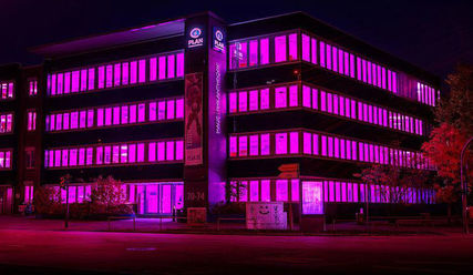 Das Bürogebäude von Plan International Deutschland ist eines von mehreren Gebäuden, die in Hamburg pink angeleuchtet werden. Auch die Hauptkirche St. Petri macht mit. - Copyright: © Plan International