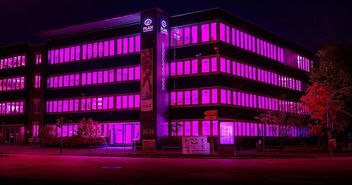 Das Bürogebäude von Plan International Deutschland ist eines von mehreren Gebäuden, die in Hamburg pink angeleuchtet werden. Auch die Hauptkirche St. Petri macht mit. - Copyright: © Plan International