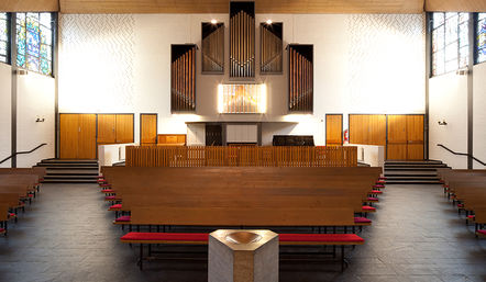 Kirchenraum, Kirchenbänke, Taufstein, Orgel in der Cantate-Kirche - Copyright: Kirchenkreis Hamburg-Ost / Kirchengemeinde Duvenstedt