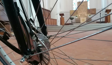 Mit dem Rad in (!) die Kirche