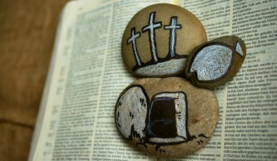 mit Ostersymbolen bemalte Steine auf Bibel - Copyright: Pixabay, congerdesign