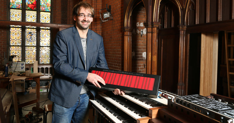 Organist Christoph Bender mit einem neuen Keyboard, das auch in die Orgel eingebaut wurde