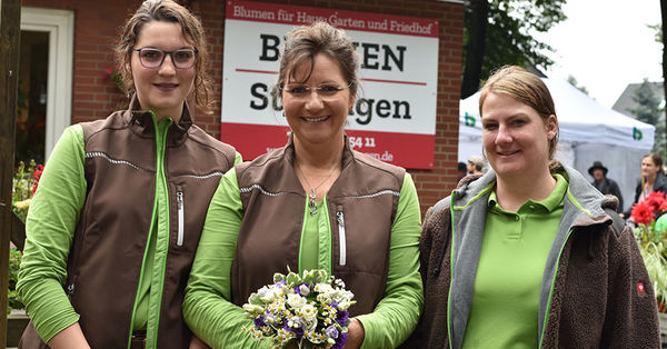 Die Mitarbeiterinnen (von li. n re.): Kimberly Hamel, Floristhelferin, Gaby Hamel, Cheffloristin und Jessica Schmidt, Floristin. - © Monika Rulfs - Copyright: Monika Rulfs