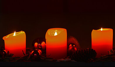 drei rote Kerzen in einer Reihe - Copyright: Grafik: Pfeffer