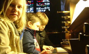 Kinder probieren die Kirchenorgel aus