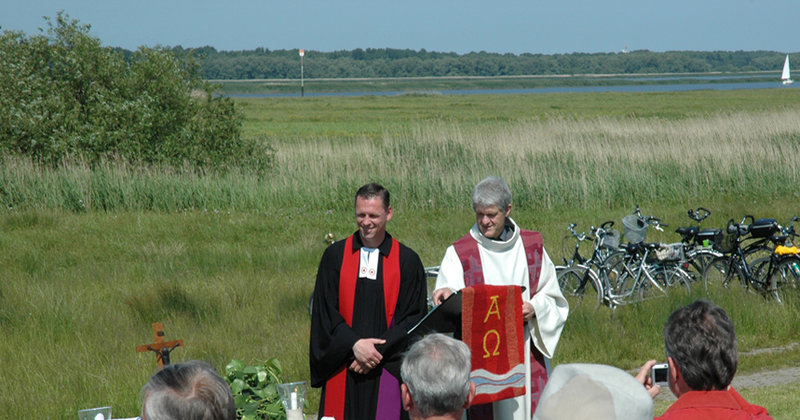 Die Pastoren Frank Schüler und Andreas-M. Petersen (v.l.) predigen beim Pfingstgottesdienst - Archivfoto von 2009