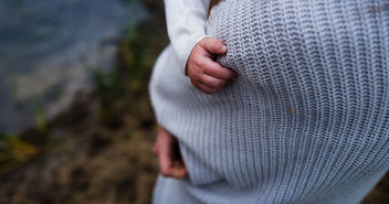 Frau mit Baby auf dem Arm - Copyright: Jenna Christina/Unsplash
