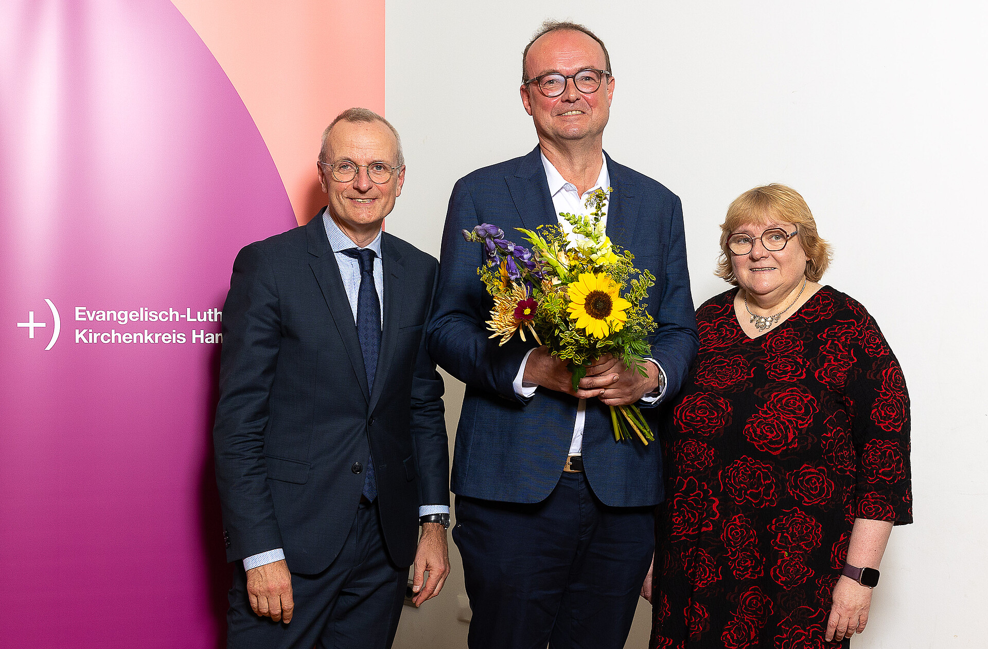 Propst Martin Vetter und Präses Gesine Dräger gratulieren Pastor Martin Hofmann zum neuen Amt als Hauptpastor 