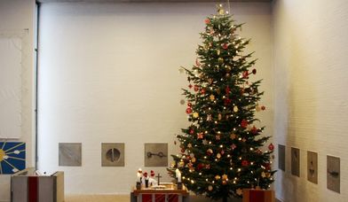 Kirchraum 'Der Gute Hirte' Hamburg-Jenfeld mit Weihnachtsbaum - Copyright: Dr. Wolfgang Ewert