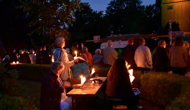 Kerzenschein auf dem Haselauer Kirchhof - Copyright: Kirchengemeinde Haselau