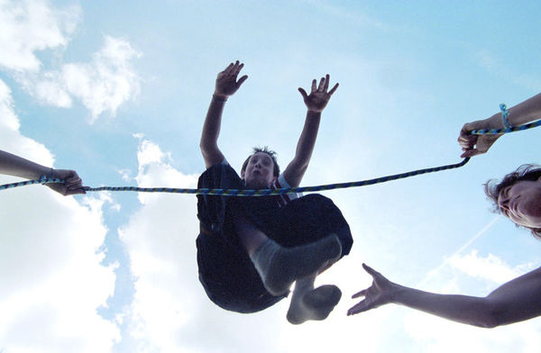 Jugendlicher springt über Seil - Copyright: Bachmeier