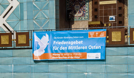 Gemeinsam Beten für den Frieden vor der 'Blauen Moschee' an der Alster. - Copyright: Foto: Albrecht Simon