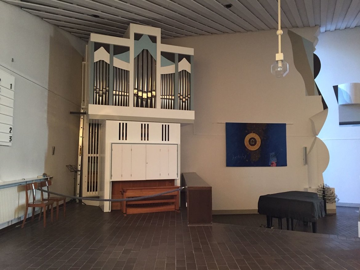 Kirche Innen Unsere weisse neue Orgel, geweiht 2014.